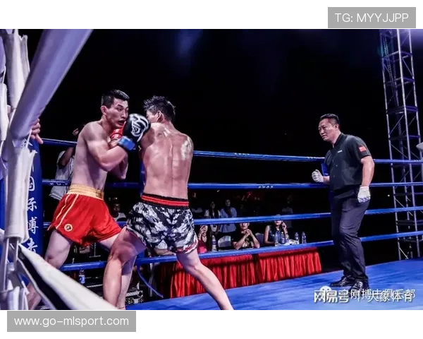 MMA搏击赛爆发血战，对手鼻骨疑似断裂