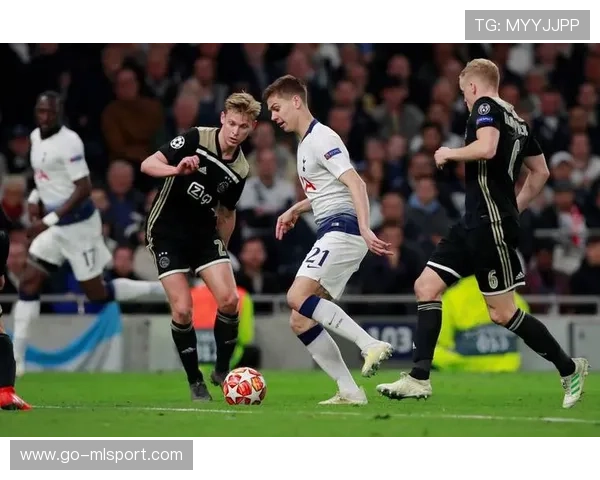 阿贾克斯准备补强中路防守链:打造坚不可摧的防线未来 阿贾克斯准备补强中路防守链:打造坚不可摧的防线未来